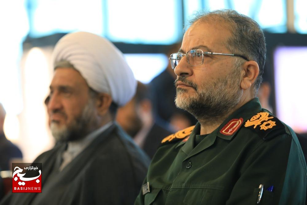 بازدید رئیس سازمان بسیج مستضعفین از نمایشگاه نسخ