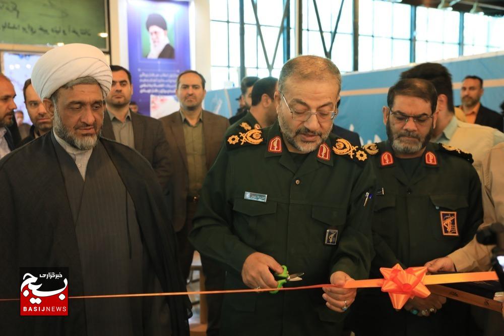 بازدید رئیس سازمان بسیج مستضعفین از نمایشگاه نسخ