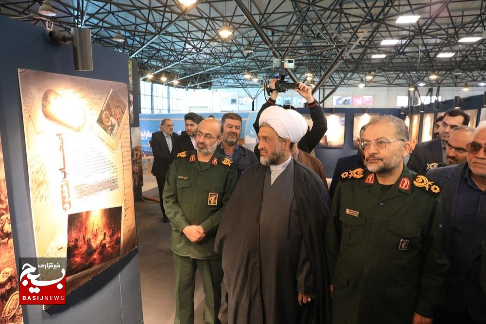 بازدید رئیس سازمان بسیج مستضعفین از نمایشگاه نسخ
