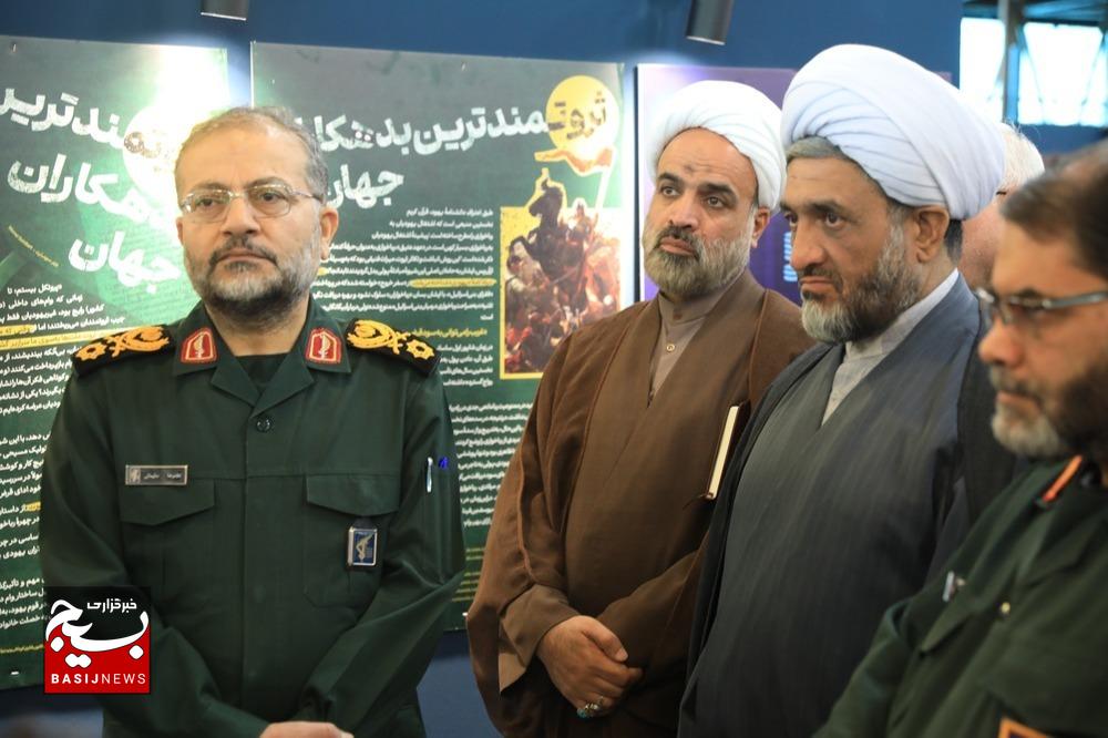 بازدید رئیس سازمان بسیج مستضعفین از نمایشگاه نسخ