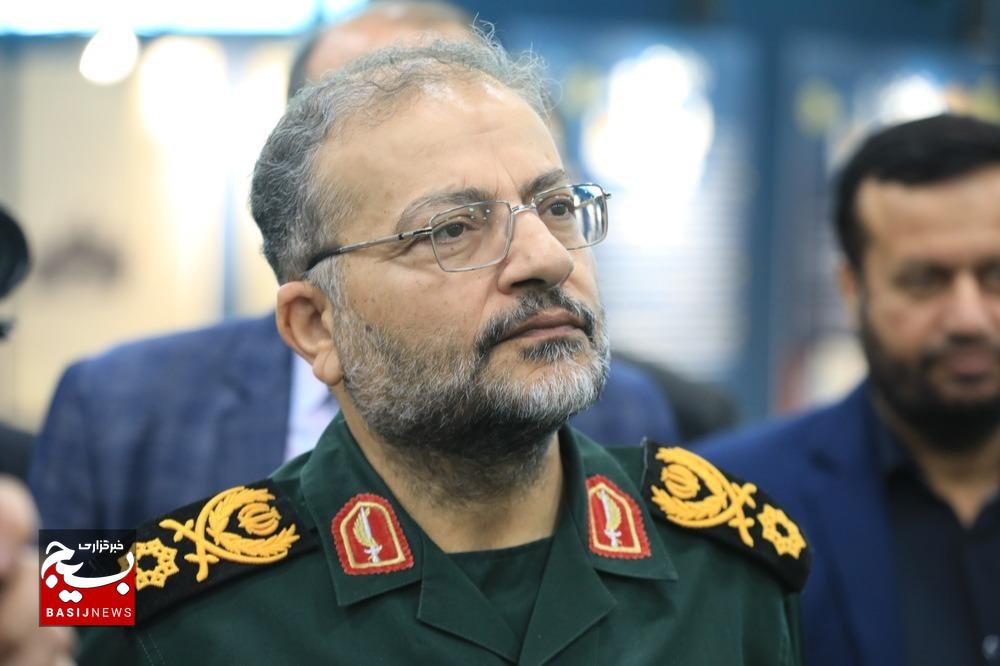 بازدید رئیس سازمان بسیج مستضعفین از نمایشگاه نسخ