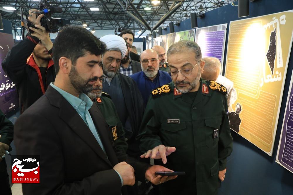 بازدید رئیس سازمان بسیج مستضعفین از نمایشگاه نسخ