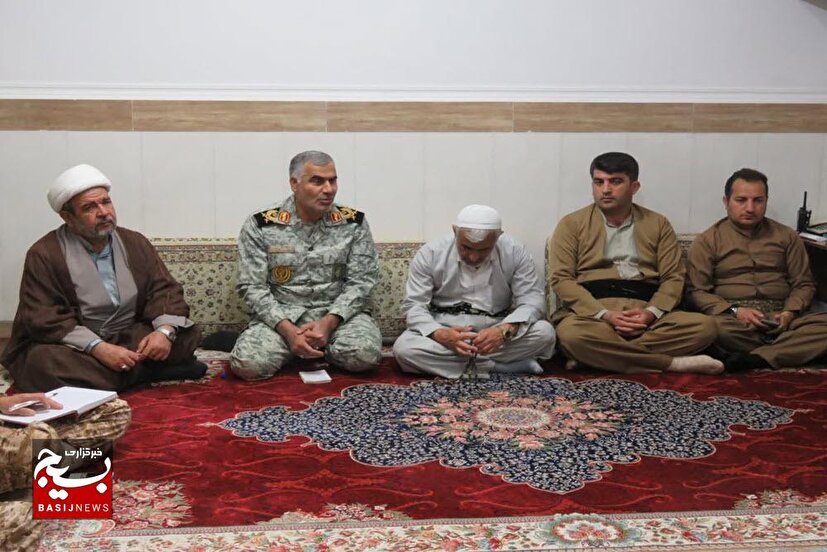 دیدار جمعی از ائمه جمعه و علمای اهل تسنن منطقه مرزی ازگله با مسئولین تیپ ۳۲ انصارالحسین(ع) همدان