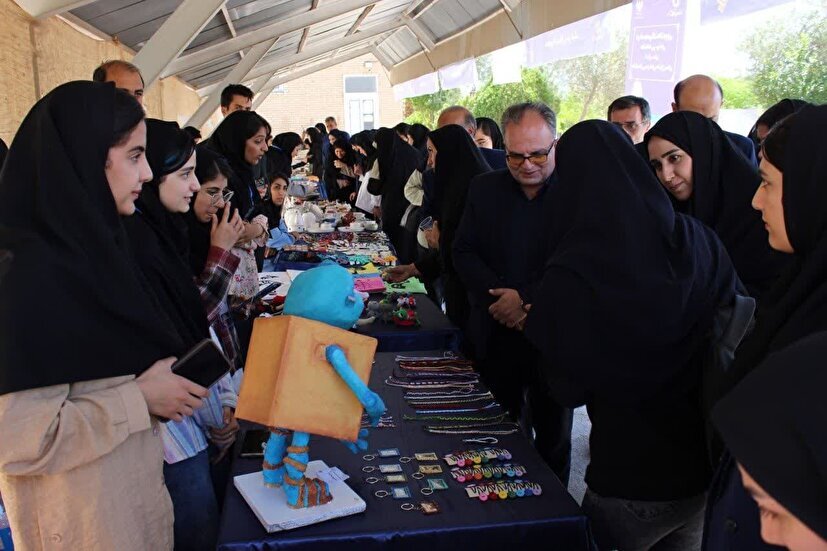 بازارچه کارآفرینی دانشکده ملی مهارت دختران سمنان افتتاح شد