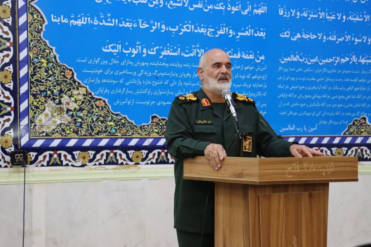 تجلیل فرمانده قرارگاه کربلا در جنوب کشور از سردار حکمتیان