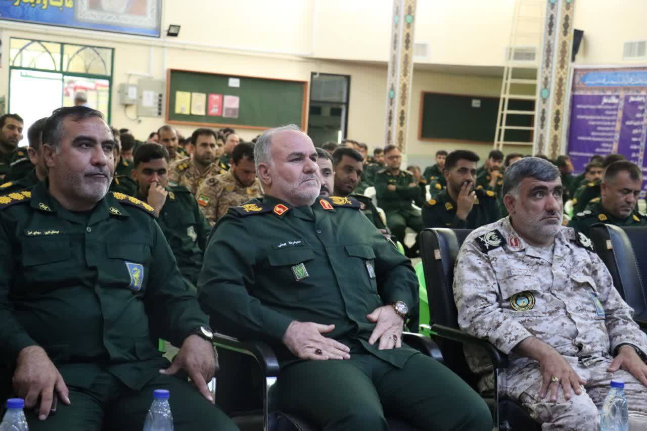 تجلیل فرمانده قرارگاه کربلا در جنوب کشور از سردار حکمتیان