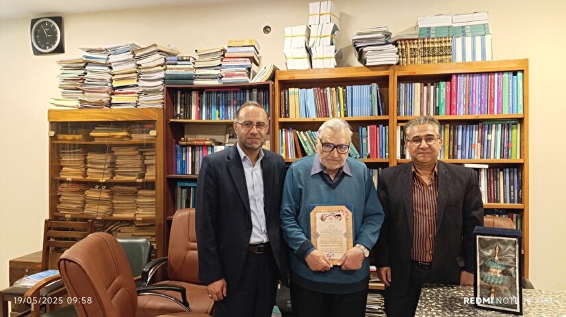 تقدیر رئیس سازمان بسیج علمی از چهره ماندگار فیزیک ایران