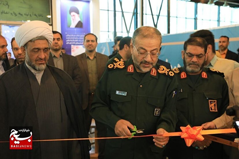 بازدید سردار سلیمانی از نمایشگاه استکبارستیزی «نسخ»