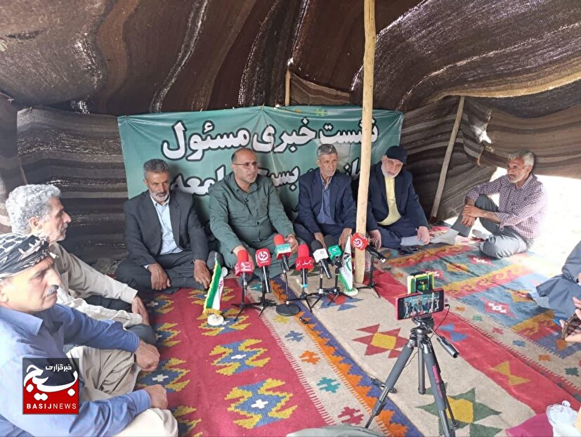 برگزاری نشست خبری در سیاه‌چادر عشایر با حضور مردم و اصحاب رسانه