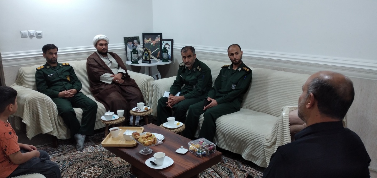 دیدار با خانواده روحانی شهید بمناسبت هفته عقیدتی سیاسی در آغاجاری