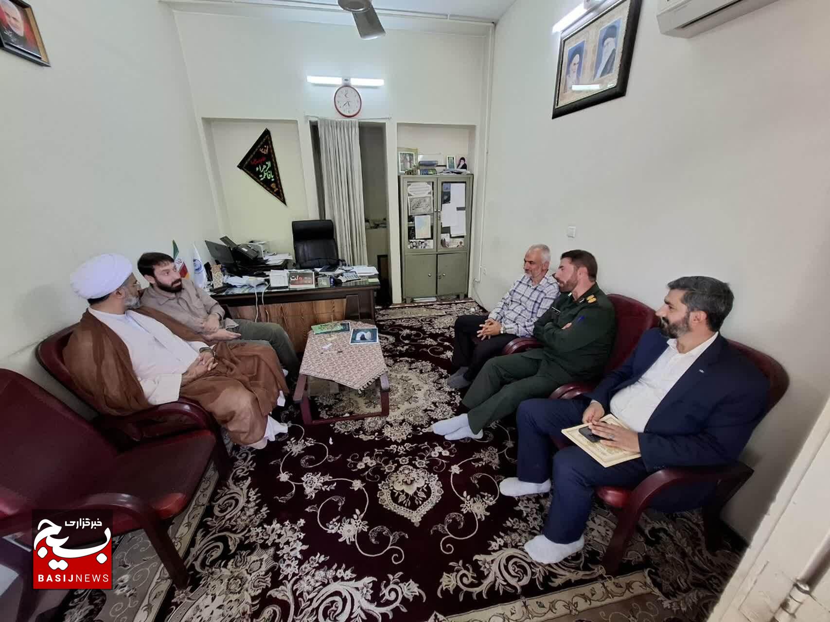 سرکشی از دو خانواده شهید بروجردی به‌مناسبت هفته عقیدتی سیاسی 
