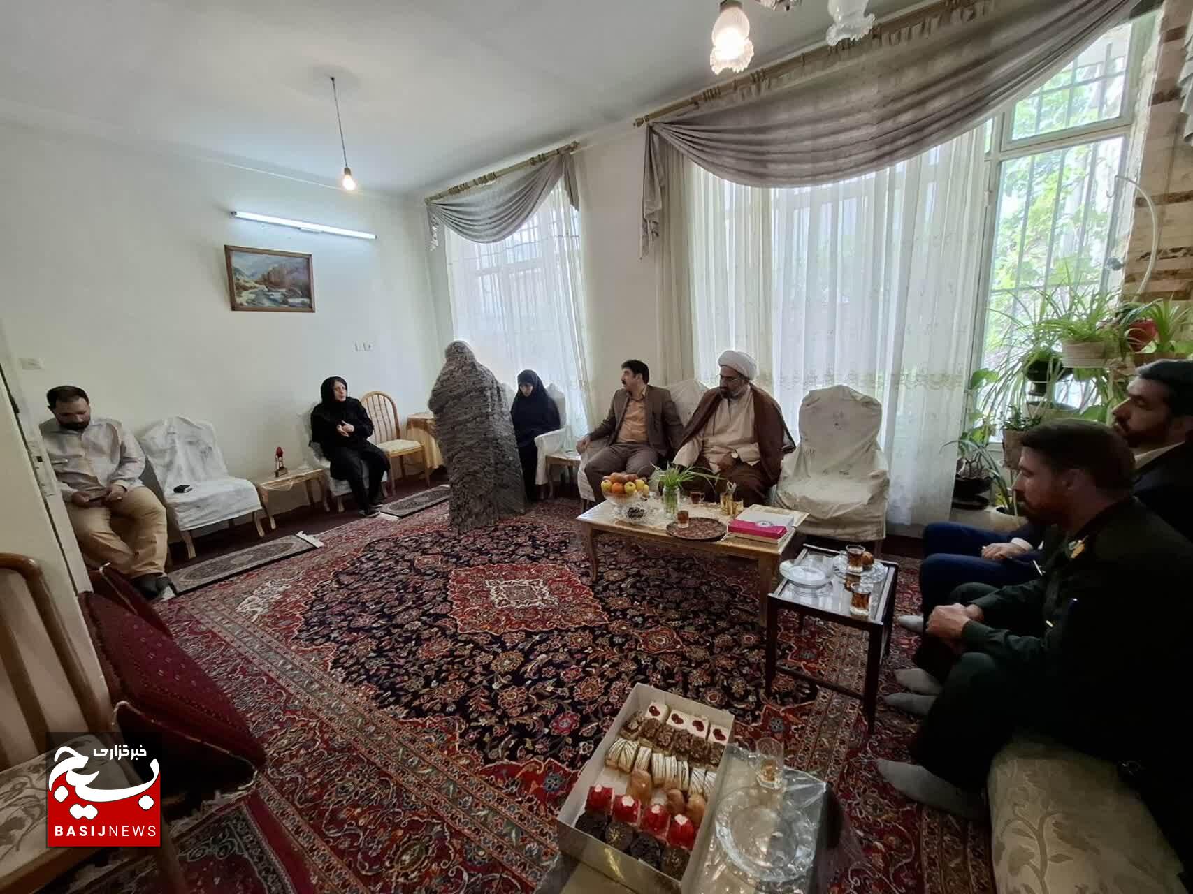 سرکشی از دو خانواده شهید بروجردی به‌مناسبت هفته عقیدتی سیاسی 
