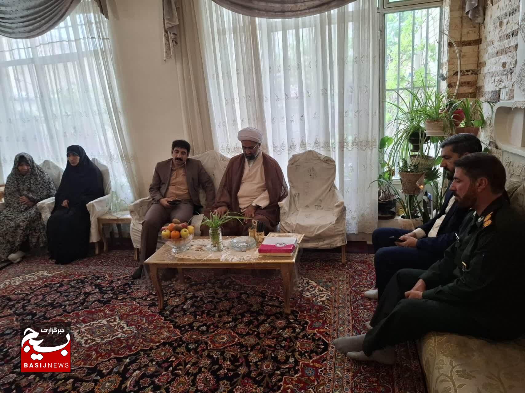 سرکشی از دو خانواده شهید بروجردی به‌مناسبت هفته عقیدتی سیاسی 