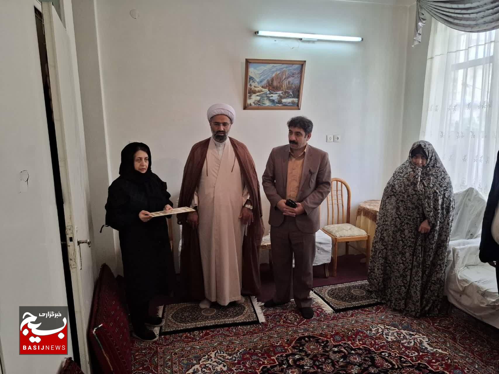سرکشی از دو خانواده شهید بروجردی به‌مناسبت هفته عقیدتی سیاسی 