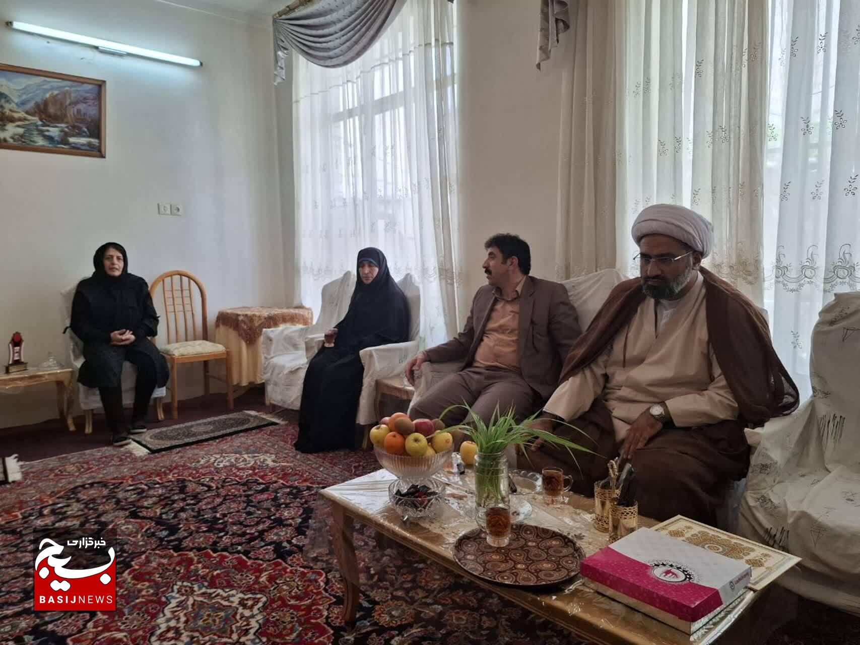 سرکشی از دو خانواده شهید بروجردی به‌مناسبت هفته عقیدتی سیاسی 