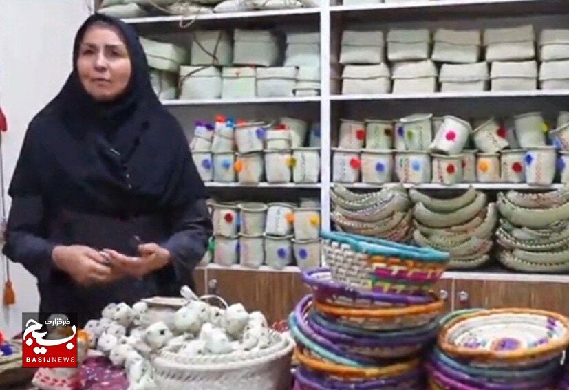 چرخ اشتغال بانوان قلعه گنجی با تاروپود حصیر می چرخد