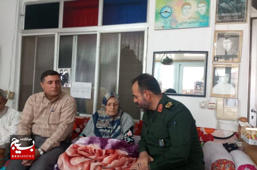 دیدار فرمانده سپاه قدس گیلان با خانواده شهیدان شعبانی در لنگرود