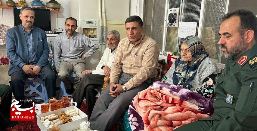 دیدار فرمانده سپاه قدس گیلان با خانواده شهیدان شعبانی در لنگرود