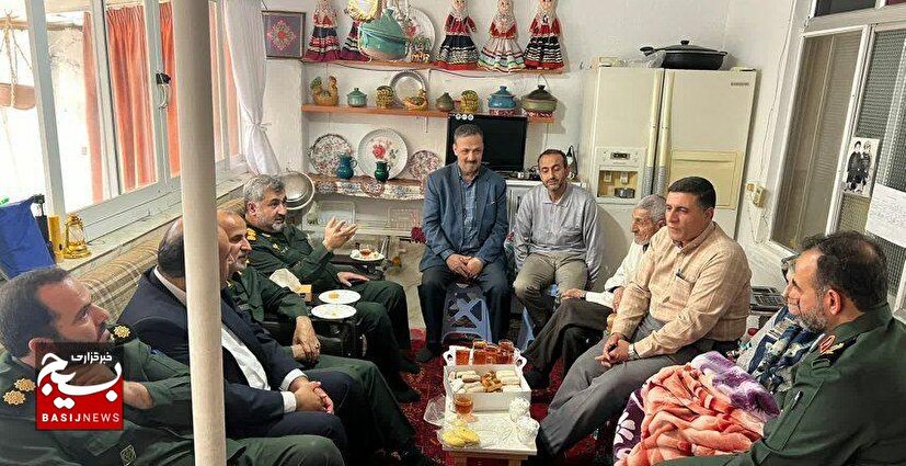 دیدار فرمانده سپاه قدس گیلان با خانواده شهیدان شعبانی در لنگرود