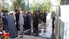 غبارروبی گلزار شهدای شهرستان بروجرد به مناسبت روز مقاومت، ایثار و پیروزی