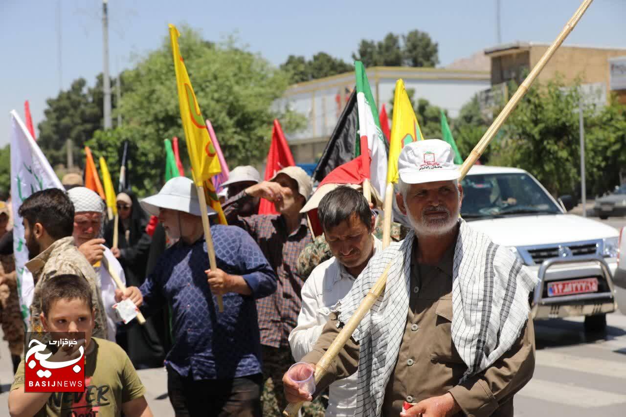 کاروان پیاده زائران مرقد امام راحل از آذربایجان شرقی وارد آبیک شدند