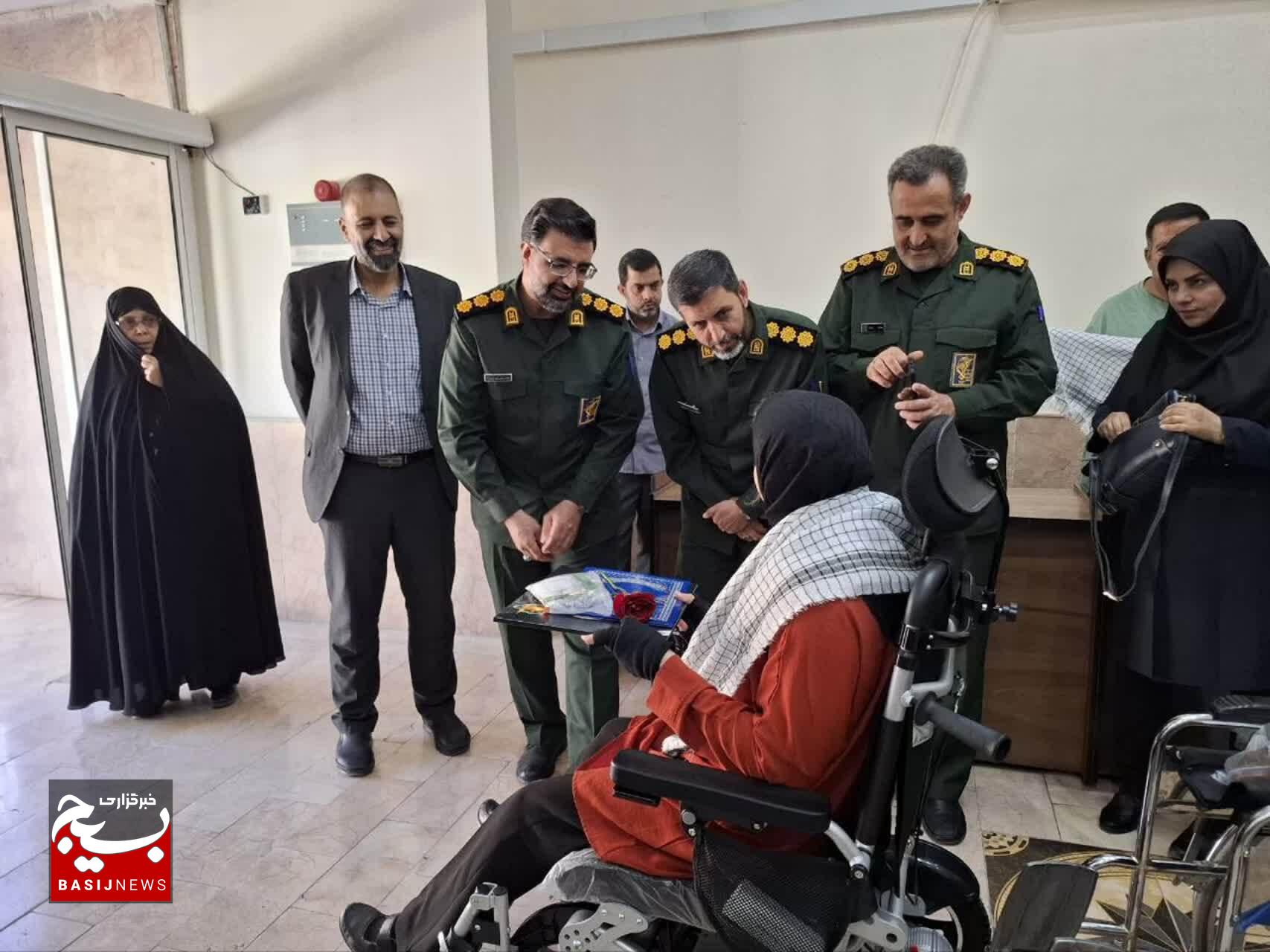 لبخند امید بر چرخ زندگی؛ اهدای ۱۴ ویلچر برقی به معلولان رفسنجانی با همت جهادگران و سپاه +تصاویر