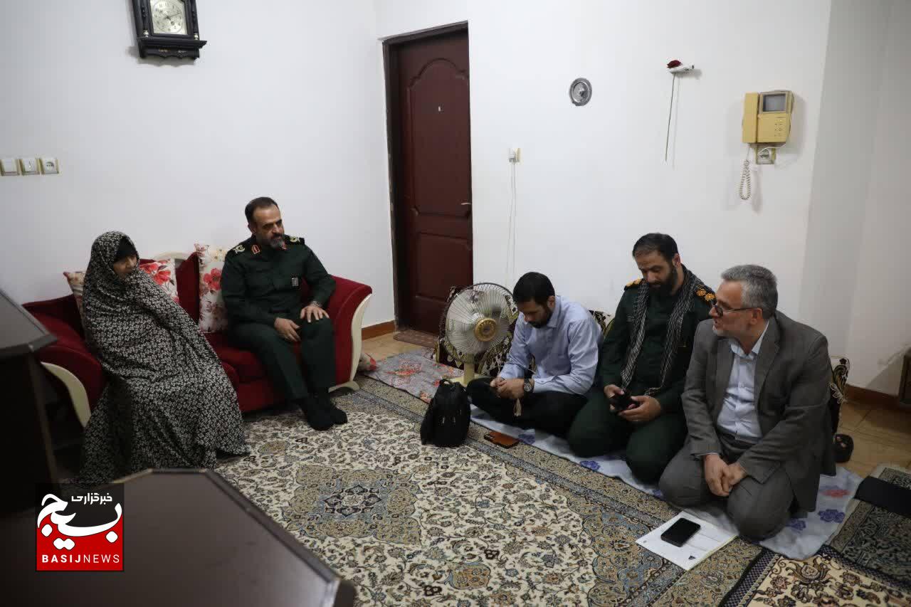 دیدار فرمانده سپاه قدس گیلان با خانواده‌ شهیدان  والامقام فلک دوست و ملکی زاده در رشت