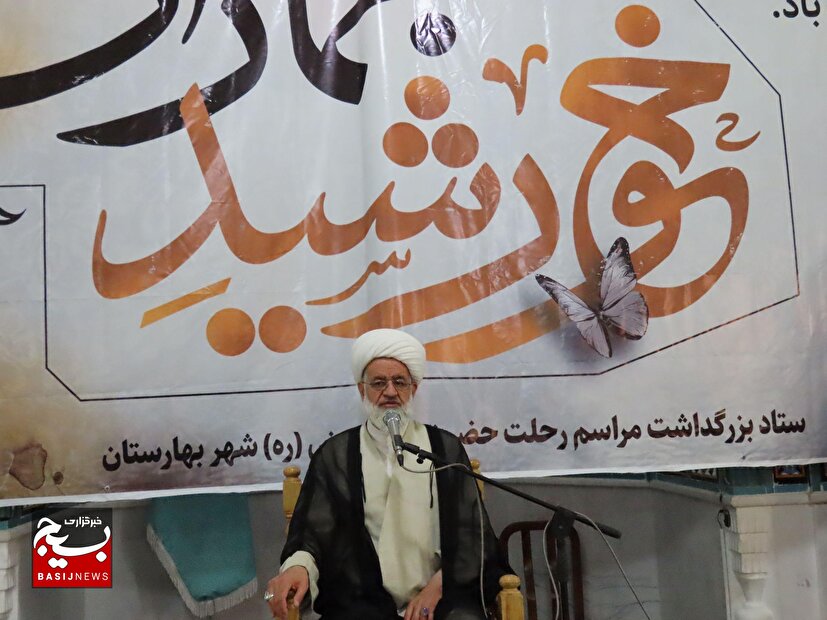 مراسم ارتحال امام خمینی(ره) در شهر بهارستان برگزار شد.