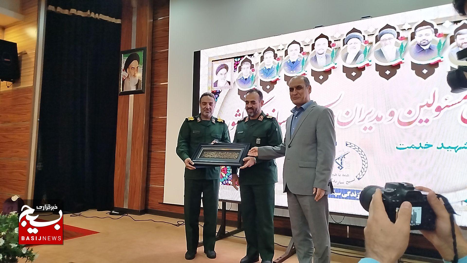 خرمشهر دیروز با خون و خرمشهر امروز با خدمت آزاد می‌شود