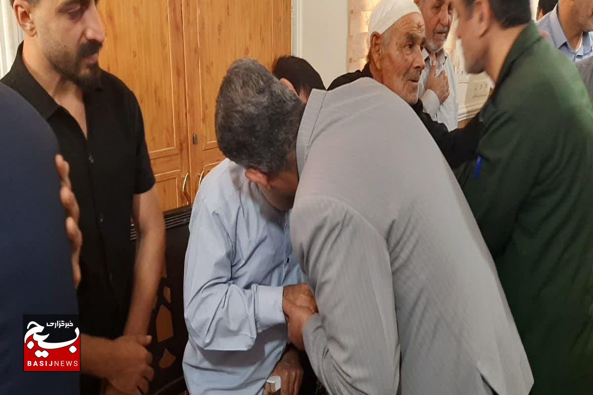 دیدار چند تن از مسئولان استانی و شهرستانی با خانواده شهید حادثه صهیونیستی تهران در شهر خورموج