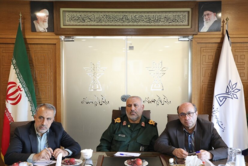با وحدت و همدلی در جنگ ترکیبی بر دشمنان پیروز می شویم