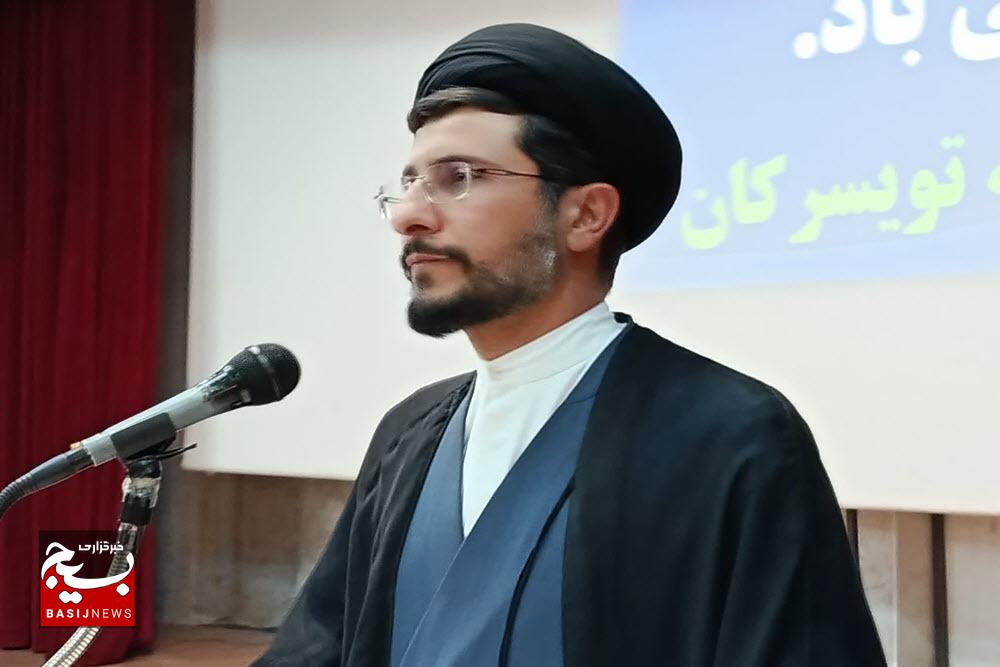 خرمشهر به واسطه رشادت و پایمردی رزمندگان و عنایت خاص خدا آزاد شد