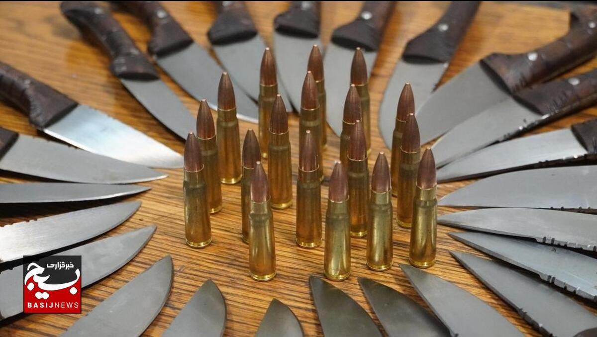 کشف تعداد ۴۶۸ قبضه انواع سلاح سرد و ۳۰ عدد فشنگ سلاح جنگی کلاشینکف توسط شبکه اطلاعات بسیج استان قزوین