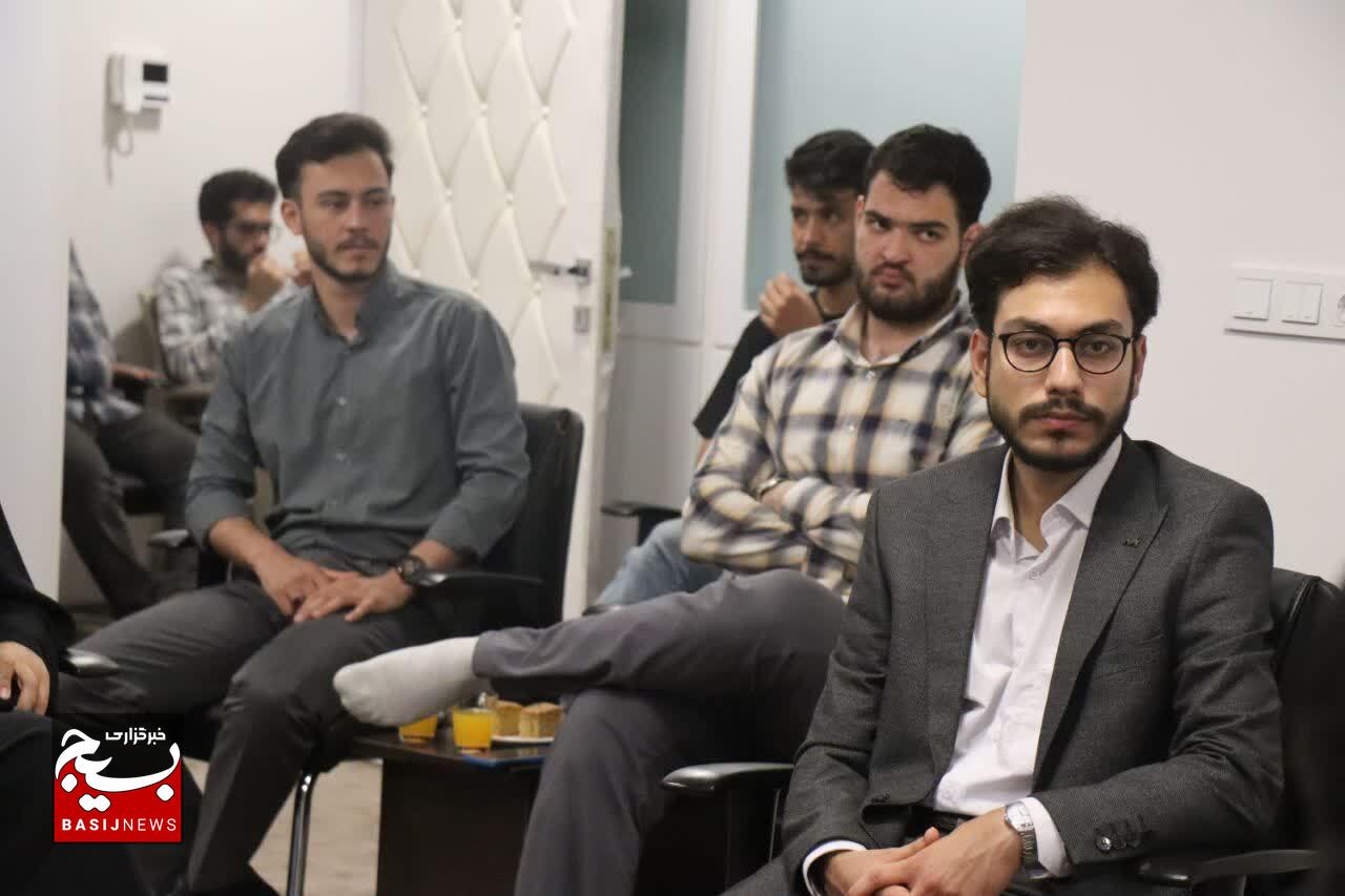 بسیج باید پیشتاز عرصه بصیرتافزایی و پاسخگویی به نیازهای فکری و معنوی جامعه باشد بسیج باید پیشتاز عرصه بصیرتافزایی و پاسخگویی به نیازهای فکری و معنوی جامعه باشد