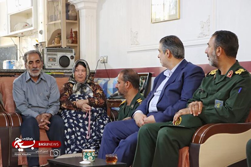 دیدار استاندار مرکزی و فرمانده سپاه حضرت روح الله با خانواده معظم شهید "خرم گلمحمدی"