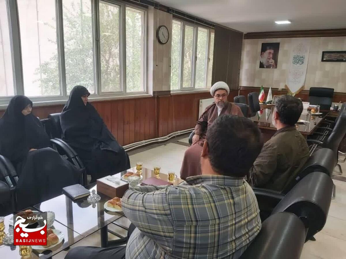 در برگزاری حسینیه معلی شهدایی مشارکت می‌کنیم