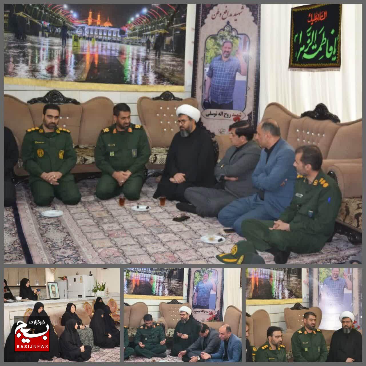 تجلیل از خانوادههای والامقام شهیدان حسین احمدی و روحالله توسلی در الیگودرز تجلیل از خانوادههای والامقام شهیدان حسین احمدی و روحالله توسلی در الیگودرز