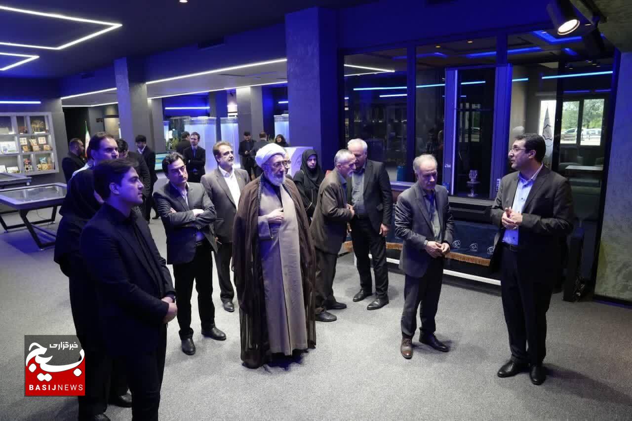 پارکهای علم و فناوری حلقه واسط میان دانشگاه و صنعت هستند پارکهای علم و فناوری حلقه واسط میان دانشگاه و صنعت هستند