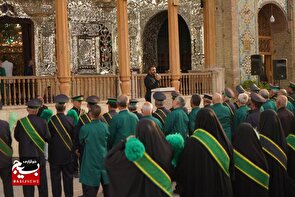 سیاه‌پوشان و تعویض پرچم آستان مقدس امامزاده حسین(ع) قزوین