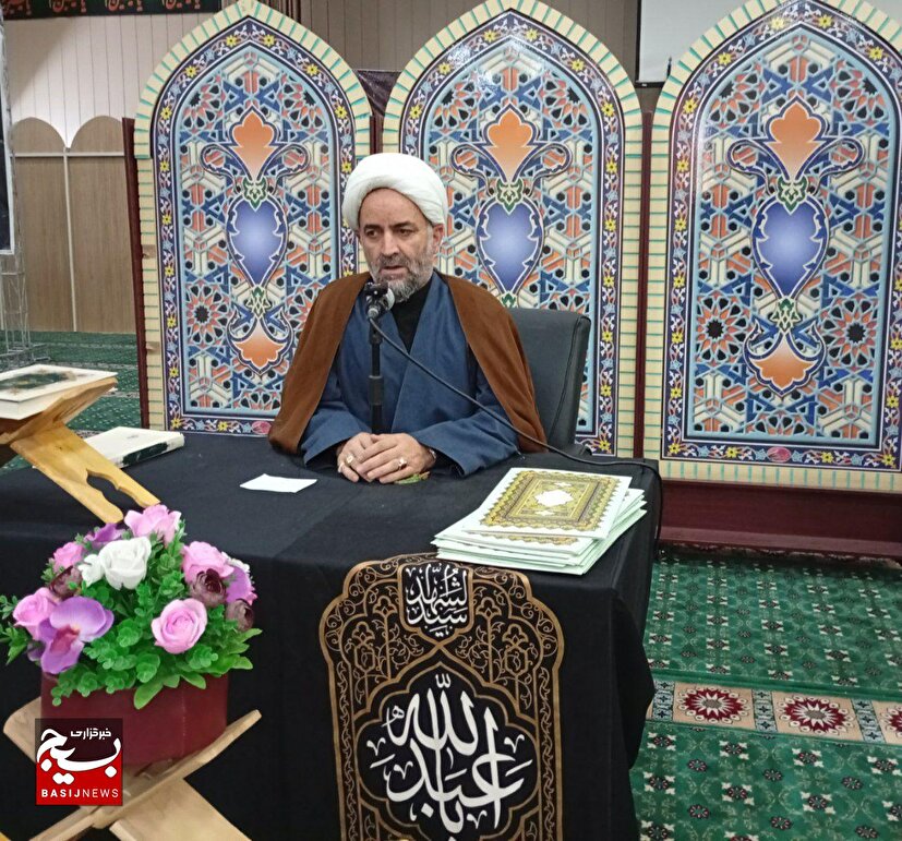 مشکلات و مصائب کنونی جهان ناشی از فاصله‌گیری انسان‌ها از قرآن و اصول آن است