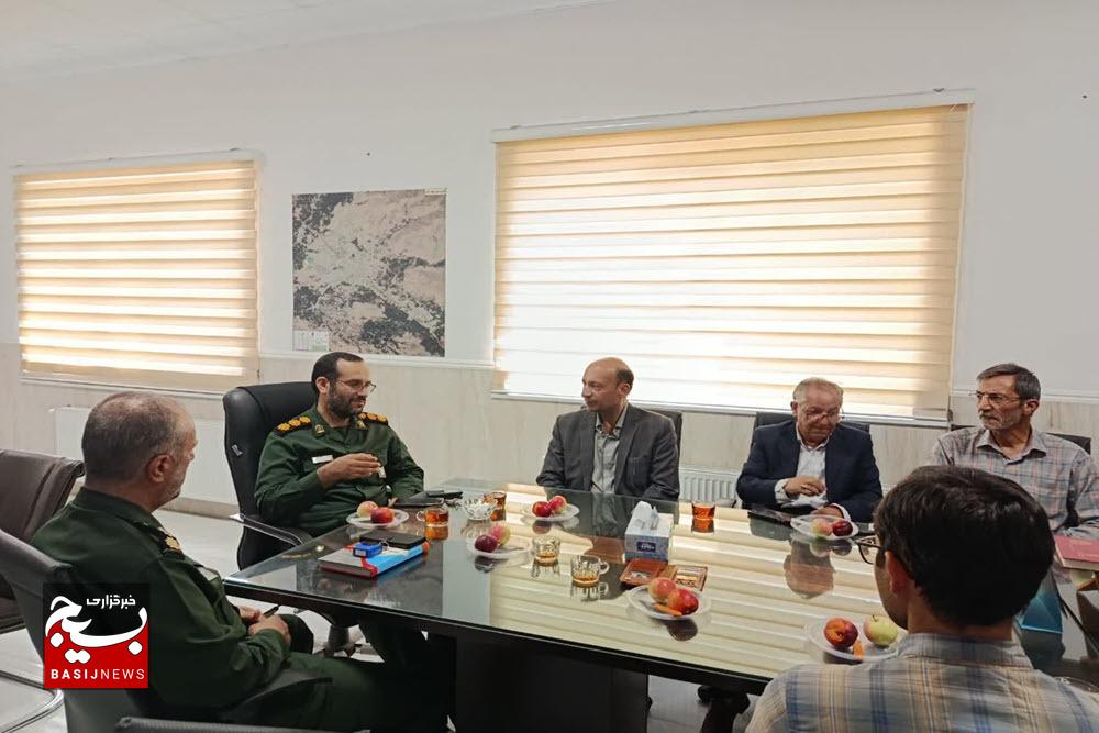 خبرنگاران چراغ راه جامعه به سمت آگاهی است