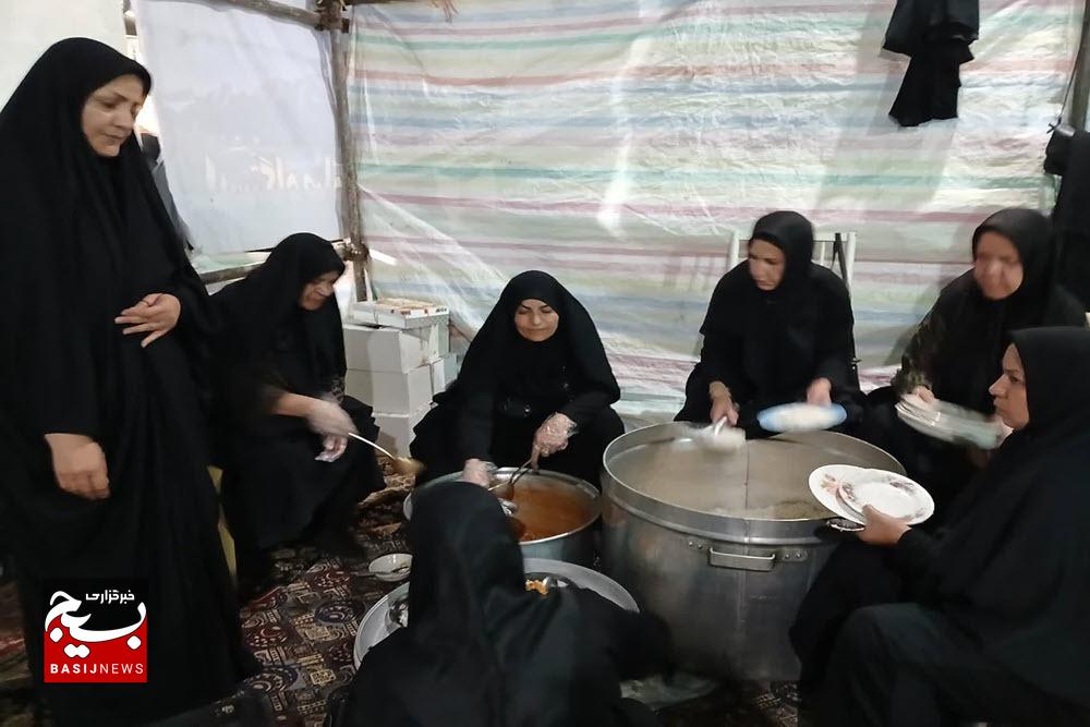 خادمی ۶۰۰ بانوی بهاری در ایستگاه صلواتی آیتالله بهاری(ره) خادمی ۶۰۰ بانوی بهاری در ایستگاه صلواتی آیتالله بهاری(ره)