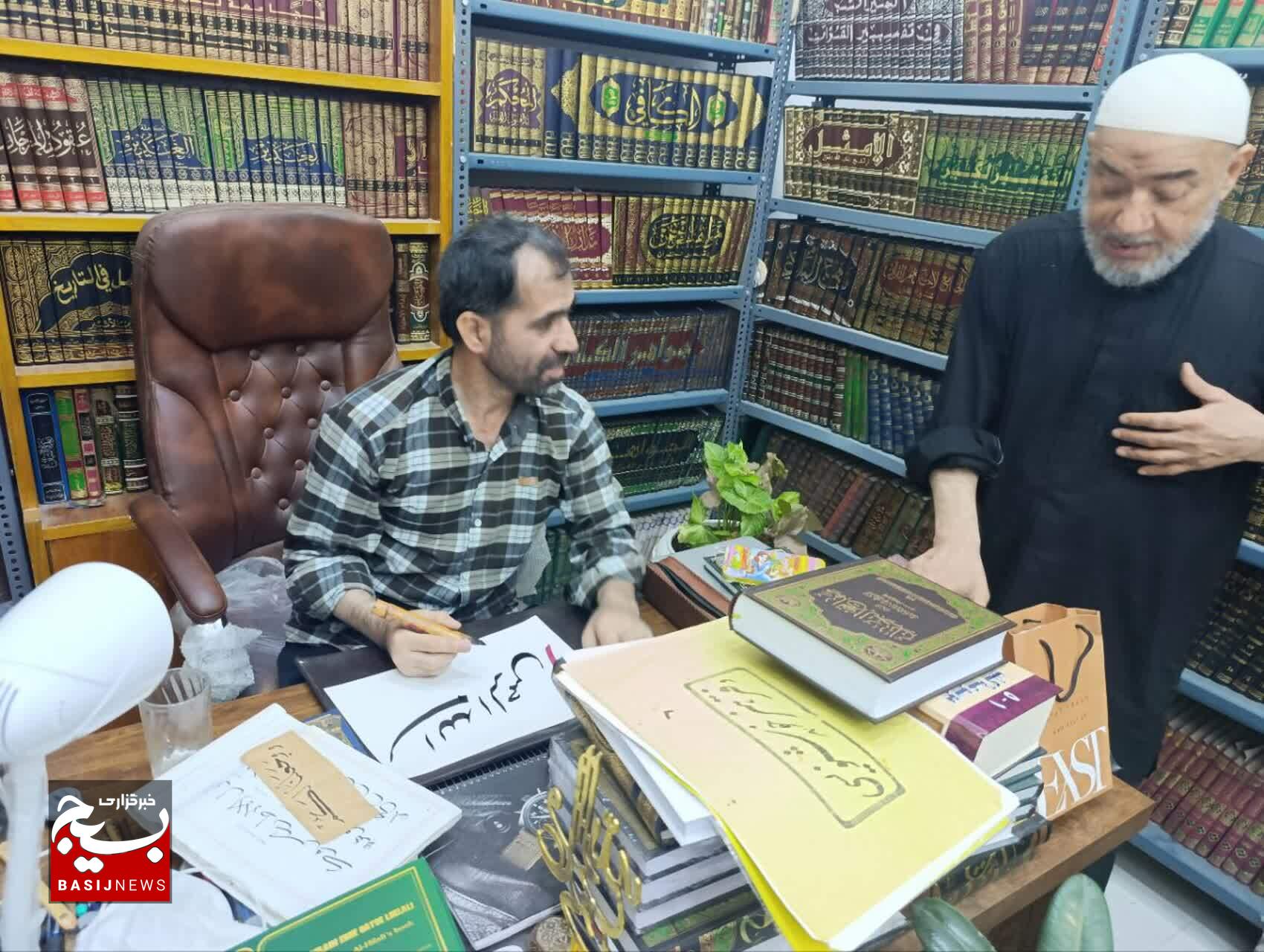 هنر خوشنویسی در مسیر پیادهروی اربعین/ سفری با کلمات به عشق ابا عبدالله الحسین(ع) هنر خوشنویسی در مسیر پیادهروی اربعین/ سفری با کلمات به عشق ابا عبدالله الحسین(ع)