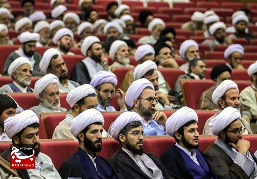 طلاب و روحانیون باید در مسیر ایجاد صبر و سکینه و ثبات مردمی، ثابت‌قدم باشند/ دشمنان ایران، سعی در تبدیل سکینه و آرامش ملت ما به غارت و انحراف دارند