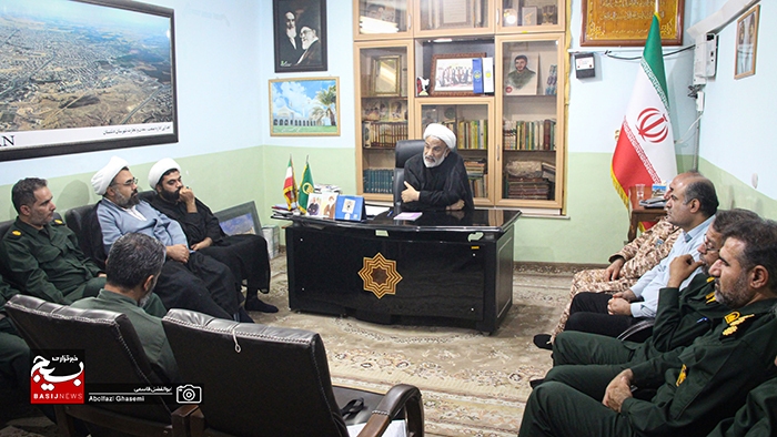 جمعی از کارکنان ناحیه سپاه حضرت جوادالائمه(ع) با امام جمعه دشتستان دیدار کردند