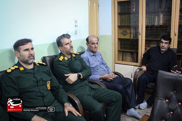 جمعی از کارکنان ناحیه سپاه حضرت جوادالائمه(ع) با امام جمعه دشتستان دیدار کردند