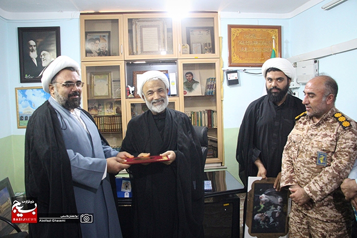 جمعی از کارکنان ناحیه سپاه حضرت جوادالائمه(ع) با امام جمعه دشتستان دیدار کردند