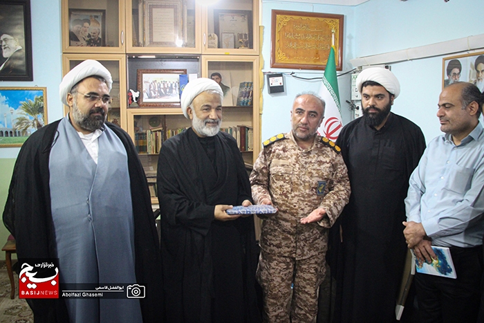 جمعی از کارکنان ناحیه سپاه حضرت جوادالائمه(ع) با امام جمعه دشتستان دیدار کردند