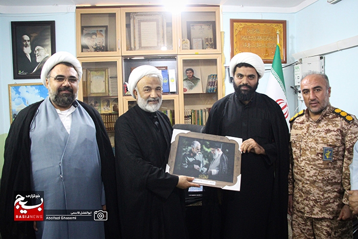 جمعی از کارکنان ناحیه سپاه حضرت جوادالائمه(ع) با امام جمعه دشتستان دیدار کردند