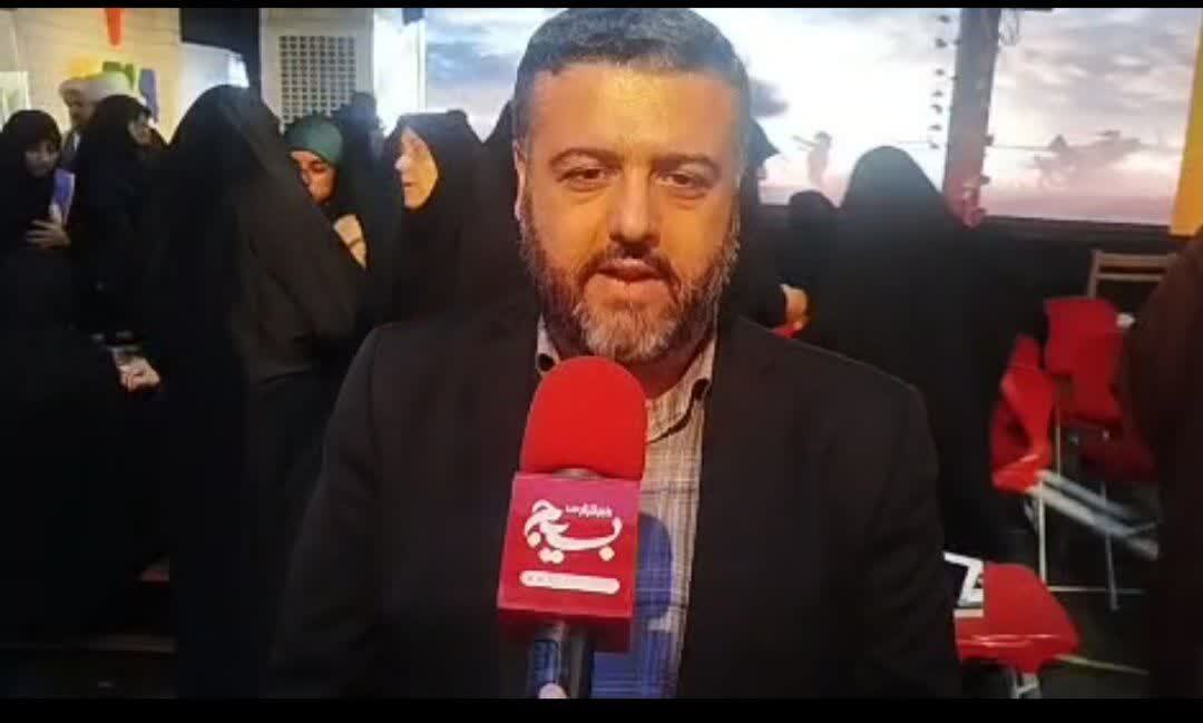 غرفه «پرچمداران تعلیم و تربیت» با مشارکت دانش‌آموزان، پیام شهدا را به نسل امروز می رساند